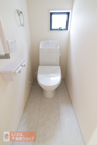 【トイレ】現地完成写真。温水洗浄暖房便座付き。小窓がついており採光と換気ができるようになっています。2階にもトイレがございます。