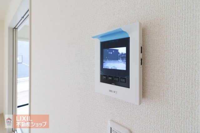 【TVモニター付インターホン】来客の顔が分かるTVモニター付ドアホン。不在時には、カラー録画もしてくれるのでセキュリティも安心です！しっかりと声も聞こえますので2重で安心ですね。