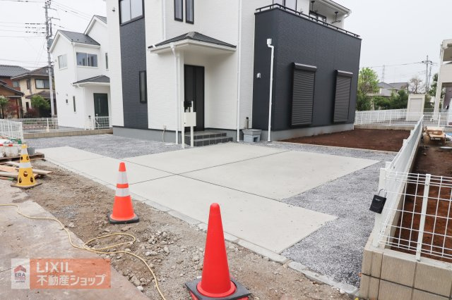 【駐車スペース】2台の駐車スペースになります。実際のお車の車種とあわせましてご確認ください。舗装されているので出し入れがしやすく雨の日も足元が汚れにくくなっています。