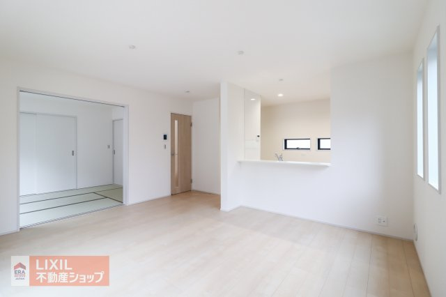 【リビングダイニング】家族団らんの空間は大きい窓で明るく風通しの良い快適な空間となっています。