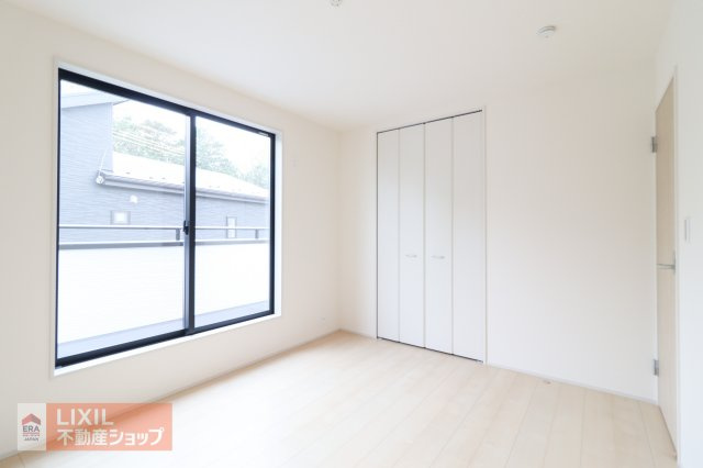【子供部屋】2階6.5帖の洋室は子供部屋にいかがでしょうか。収納も付いており衣類や学用品もスッキリ片づけられます。