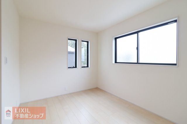 【寝室】2階6帖の寝室。2面採光で明るいお部屋となっており、ダブルベッドも置けるのでご夫婦の寝室にピッタリです。