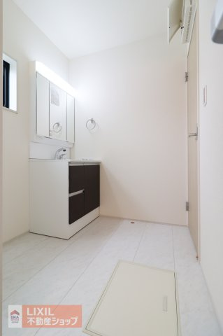 【脱衣所】現地完成写真。洗面脱衣所はゆったりとしたスペースで使いやすく、光取り、換気用の小窓が付いています。