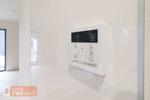 【温水設備】現地完成写真。シンプルなデザインにすることで操作もわかりやすい給湯スイッチ付きで温度調整もラクラクです。