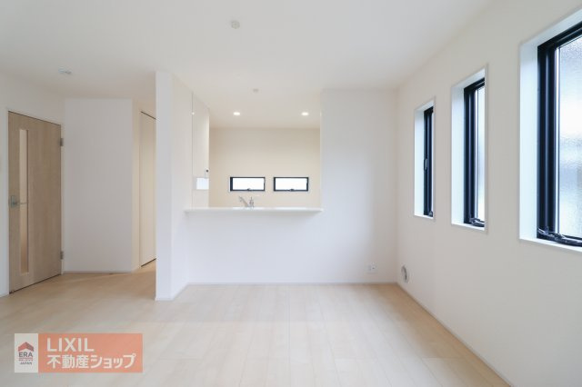 【ダイニング】現地完成写真。家族でくつろげるダイニングです。対面式キッチンでお食事の準備をしながらご家族との会話を楽しめます。