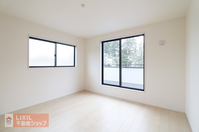 【洋室】2階8帖の洋室は南向きで日当たり、風通しもよく心地よい自分だけの空間に。バルコニーへ直接行けます。