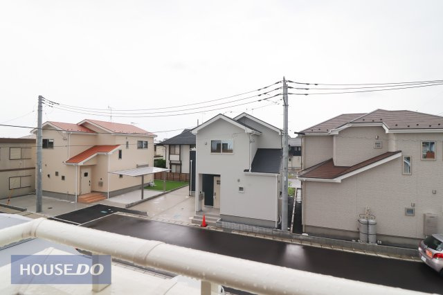 【建物からの眺望】現地完成写真。バルコニーからの景色。十分な間隔が確保されております。