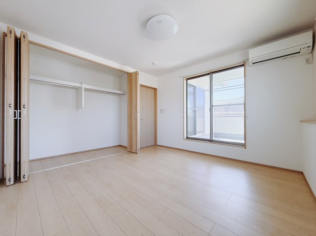 ■主寝室｜広い寝室ならインテリアも自由自在にお楽しみいただけます♪お外から帰ってきた後は寝室でゆっくり自分の時間をお過ごしください。