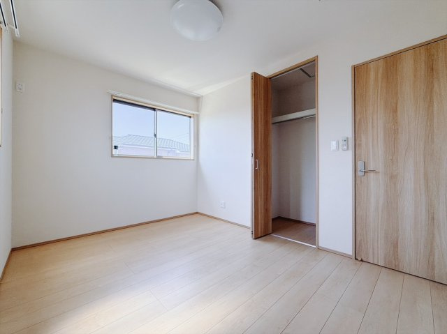 ■2階洋室｜お子様の一人部屋にピッタリな洋室。木のぬくもりを感じるフローリングは、天然木の味わいが時とともに深みを増していきます。また、傷にも強く、フリーワックスでお手入れもラクラクです♪