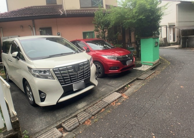 車一台あたりに必要なスペースは、標準サイズの普通自動車で横幅2m50cm、長さ5mは必要になります。ただし、乗降のことも考慮して横幅3m30cm、長さ5m50cmほどは確保できるところを選びましょう。