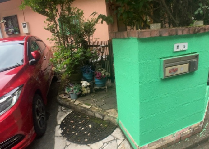 庭のある家に住むことのメリットとして、子どもたちの遊び場を確保できること、ガーデニングや家庭菜園を楽しめること、明るさを確保できることがあります。また、配置を工夫することでプライバシーが確保できます。