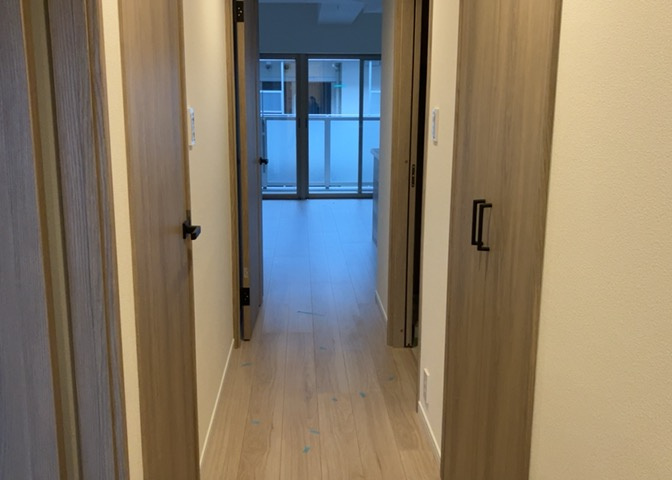 内装はとにかくおしゃれなものがいい！と選ぶ前に、まず住んだ後のことを想像してみましょう。住んでみたらコンセントの位置が悪くて使いにくいなど出てきます。事前にどの家電をどこに置くか想定しておきましょう。
