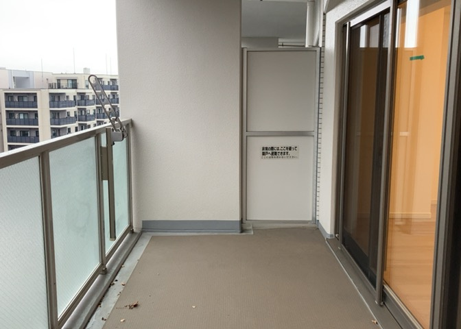バルコニーは、室外の専用スペースのうち、「屋根がなく開放された空間」であるものを指します。ベランダより広いタイプのものが多く、日当たりもよいため家庭菜園などを楽しみたい人にとって適した環境となります。