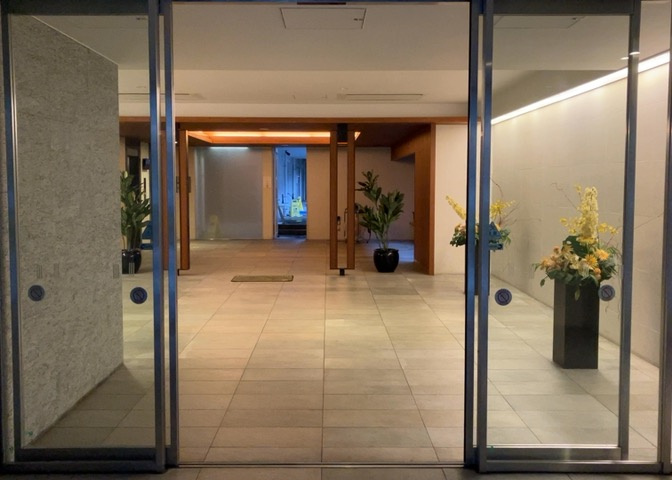 マンションのエントランスには、もともと風よけや防犯の役割がありますが、マンションによって宅配ボックスなどの設備が備わっている所もあります。日々の生活をイメージしながら生活しやすさをチェックしましょう。