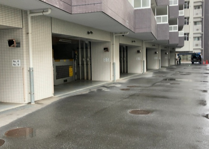 車一台あたりに必要なスペースは、標準サイズの普通自動車で横幅2m50cm、長さ5mは必要になります。ただし、乗降のことも考慮して横幅3m30cm、長さ5m50cmほどは確保できるところを選びましょう。