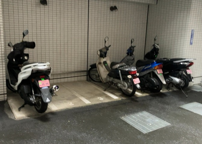 マンションの駐輪場は、事前に空きがあるか確認を取ると安心です。せっかく入居したのに駐輪スペースがない！なんてことになったら大変ですよね。そこで、内見時や購入前にはまず事前に確認しておくと良いでしょう。