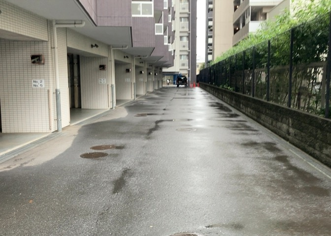 駐車場と明記されていても、最小スペースでつくられた駐車場だと大型車は駐車できなかったり、出入りしにくくなったりする可能性があります。お車のサイズと購入したい物件の駐車場のサイズを現地で確認しましょう。