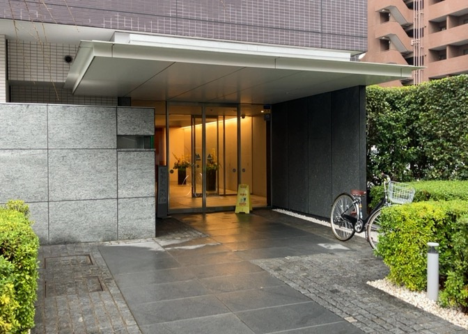 中庭（パティオ）とは、一つの建築物の内部に設けられた、壁などで囲われている庭のことを指します。コの字型、ロの字型が主流ですが、L字型の中庭もあります。最近では、インテリア性の高さからも人気があります。