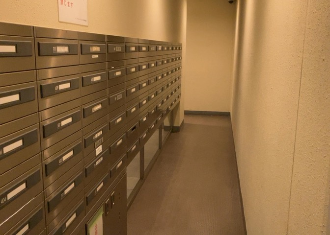 エントランス付近に設置されている集合ポストは、住んでいる部屋と離れているため、ポストをあさるなど誰かに何かされていても被害に気づきにくいです。入居する時には他人に特定されにくい番号で鍵をかけましょう！