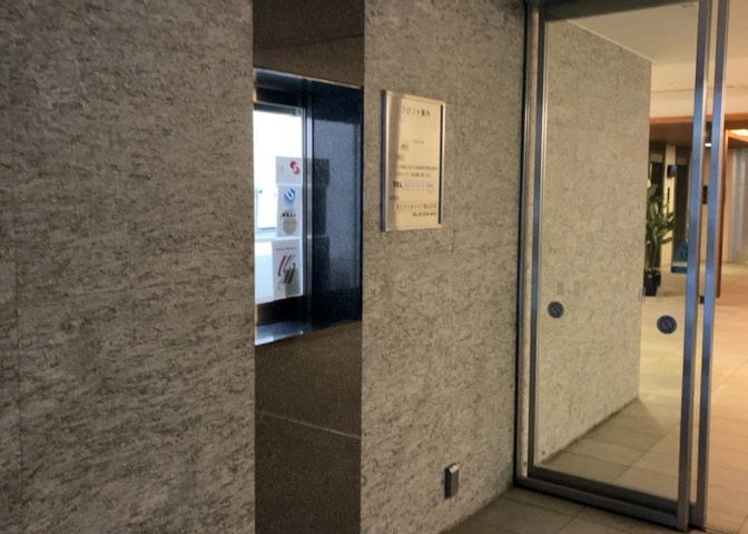 受付はマンションコンシェルジュがいる場合もあれば、管理人が滞在する小部屋を総称して呼ぶことがあります。主にエントランスに設置されていることから、防犯面でも期待ができます。防犯設備がない場合はより安心！