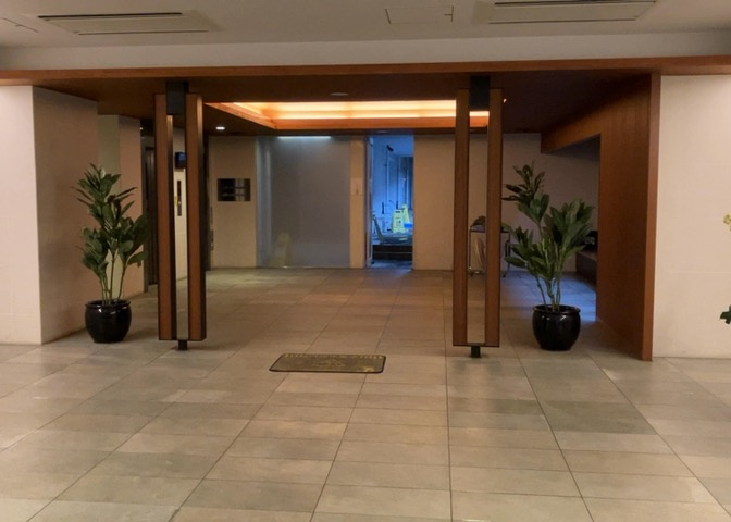 ラウンジは、マンションの共用スペースに椅子やテーブルなどを配置した利用者が寛げる空間です。屋内型ラウンジと屋外型ラウンジがあります。共用部分の管理状況と合わせて、詳細については現地でご確認ください。
