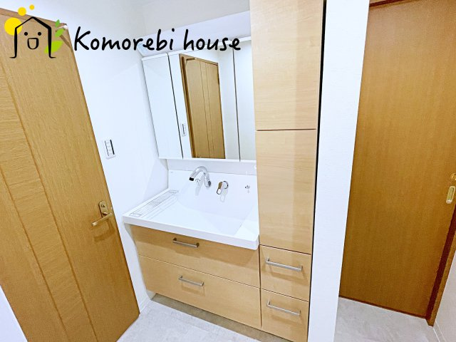 独立洗面台、小物を置くことができて便利です
