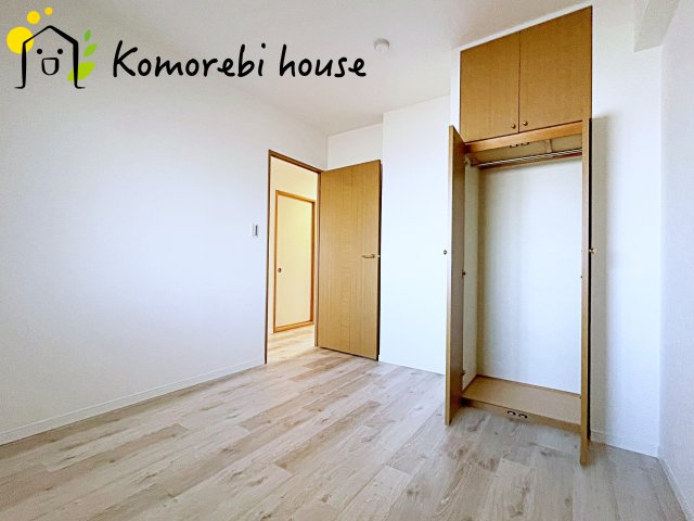 落ち着いた色調の洋室です