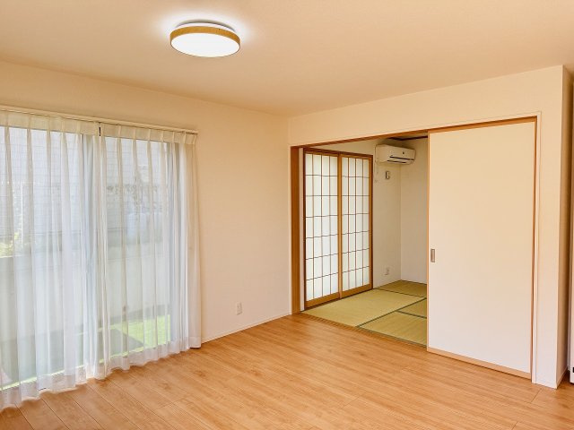 ～明るく開放感のあるLDK、家族団欒の時間をお過ごしいただけます～