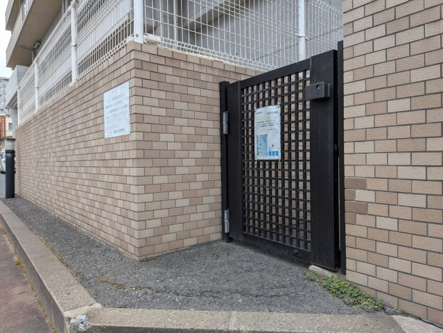建物周囲はレンガ調の外壁とフェンス・門扉で整えられ、落ち着いた雰囲気の共用スペースとなっています。道路側と建物内を区切る門扉が設けられており、マンションならではの独立性を感じられる造りです。　