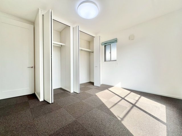 各部屋にクローゼットも設置されており、収納力も高い洋室です！