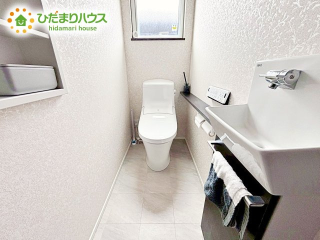 白を基調としたトイレは、インテリア次第でどんな空間になるかワクワクしますね♪