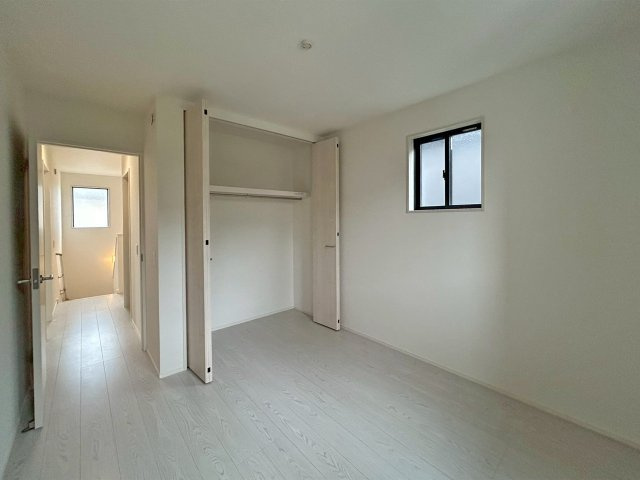 2階5.2帖の洋室、CL完備。バルコニーに面した明るいお部屋です。
