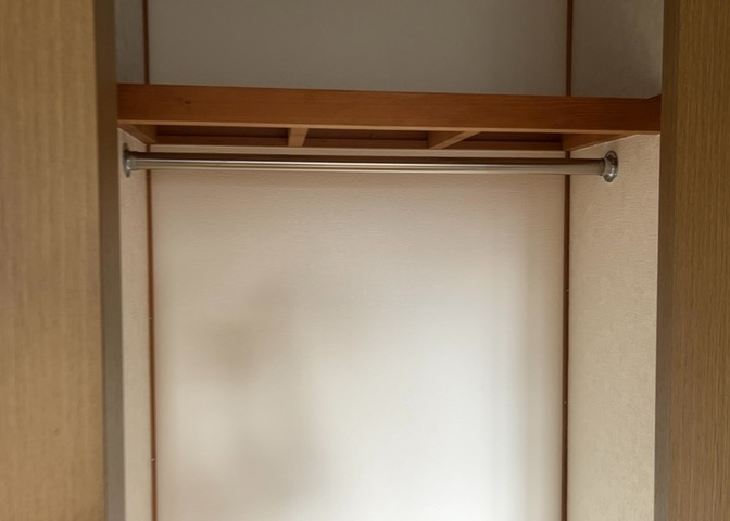 居室を常に整理された状態に保てる便利な大容量クローゼット収納です。衣類はもちろん、普段は使用しない季節物の荷物などもすっきりと納められるため、生活スペースを狭めることなくスマートにお使いいただけます。