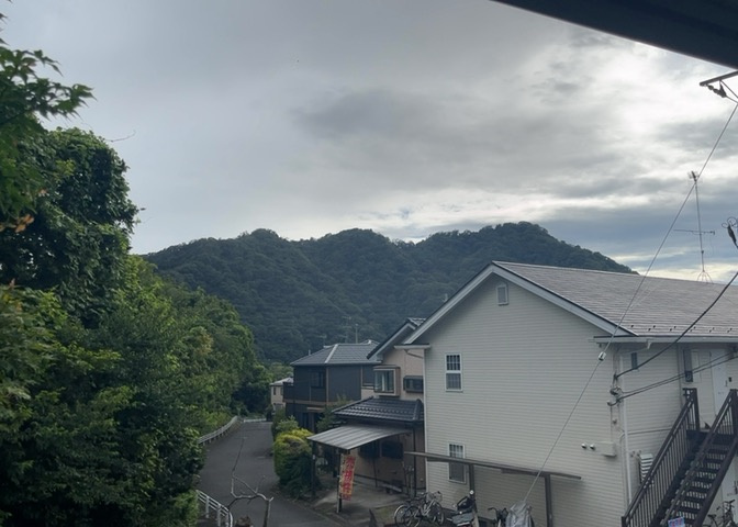 物件の周辺は緑豊かで静かな環境が広がっており、川沿いならではの爽やかな風を感じることができます。窓やバルコニーからは心地よい景色が広がり、日常の中で自然を感じながらリフレッシュできる好立地です。