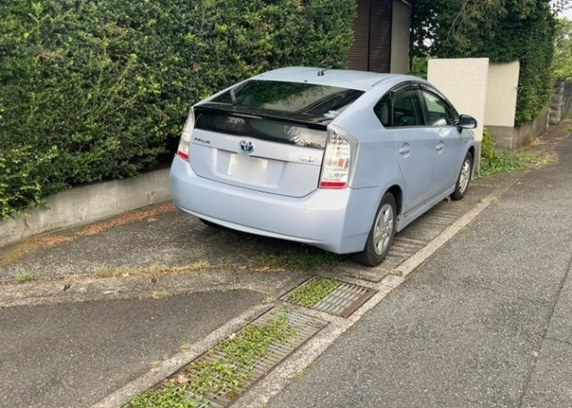 敷地内にはお車を駐車できるカーススペースが完備されております。平面駐車場となっているため出入りもしやすく、重いお買い物荷物を車から室内へスムーズに移動できる家事動線も大きな魅力のひとつと言えます。