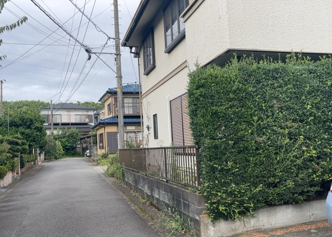 前面道路は北西側幅員4．6ｍ、南西側幅員5．0ｍの公道に面した開放的な角地物件です。道路幅がしっかり確保されているためお車のすれ違いもスムーズで、見通しが良く車の出し入れも安心して行える住環境です。