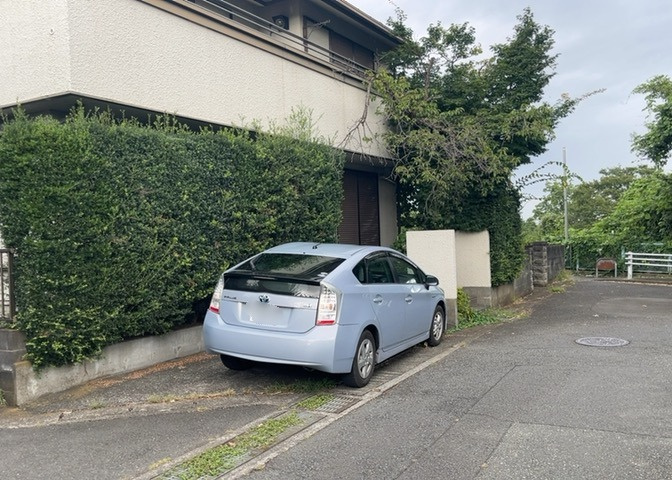 現地前面の公道は通過交通量が少なめで、静かで穏やかな雰囲気が保たれた閑静な住宅街となっております。歩行時や車の入出庫も安全性が高く、小さなお子様のいるご家庭にも適した心地よい周辺環境です。