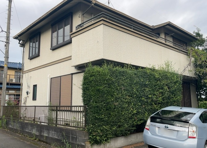 建物面積133．63平米（約40．42坪）の軽量鉄骨造2階建て中古一戸建てです。ファミリーでのご生活にも十分なゆとりを持つ4ＬＤＫの間取り設計で、南西向きの暖かな日差しが入る明るい住宅です。