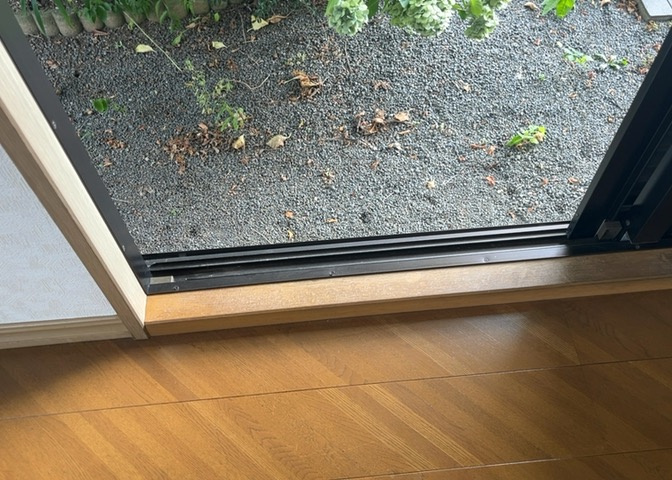1階には広々とした9．7帖の和室が配置されています。イ草の香りに包まれてリラックスできる落ち着いた空間となっており、来客用の客間としてはもちろん、お子様のお昼寝スペース等にも多目的に活用できます。