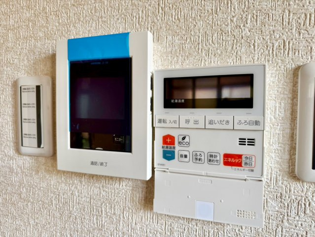 TVモニター付きインターフォンと給湯器のリモコンです♪