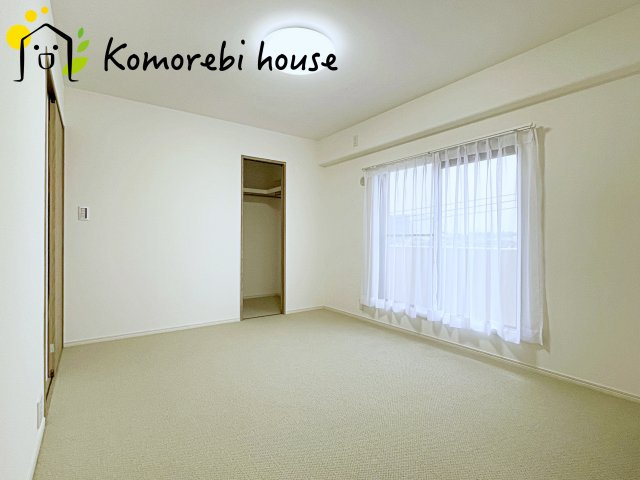 ゆったりした洋室です