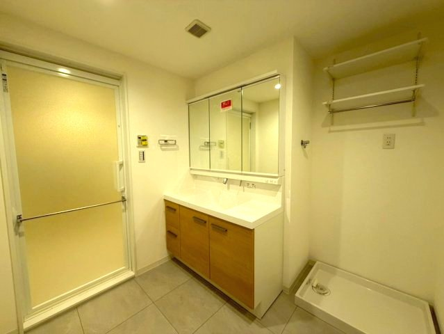 独立洗面台は鏡がとても大きく収納もたくさんあり機能性に優れています！
