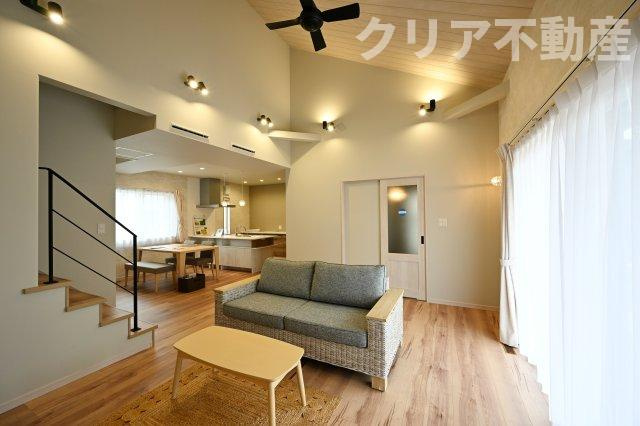 日当たりがよく広いリビングは家族が自然と集まる居心地の良い空間です♪