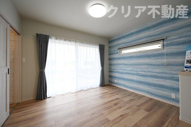 続き間の洋室はさわやかなアクセントクロスが印象的な空間！