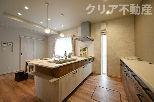 対面タイプならキッチン内にいながらご家族やお客様との会話が楽しめます