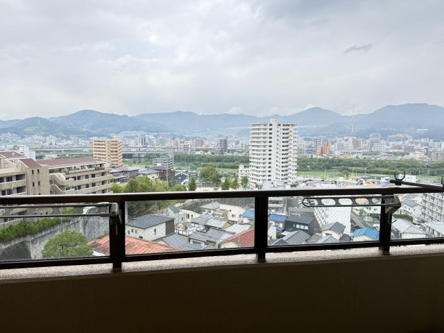 開放感あふれる眺望が魅力。バルコニーからは広島市街の街並みと周囲の山々を広く見渡すことができます。景色と豊かな自然を身近に感じられ季節や時間帯によって表情を変える景色をゆったりと楽しめます。