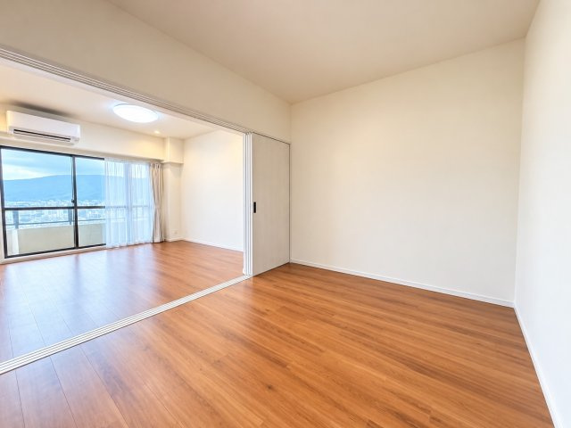 間仕切りを大きく開放できるためリビングとつなげて広々とした空間としても利用できます。バルコニー側からの光が室内まで届きやすく開放感のある印象。個室としてはもちろん書斎やくつろぎスペースにもおすすめ。