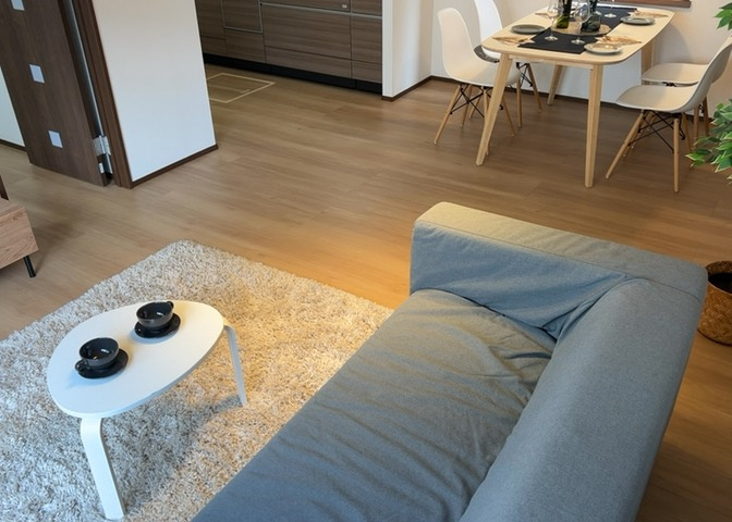 直線タイプはLとDKを一直線に並べた形で対面キッチンのタイプです。一般的なのでよく見かけるかもしれません。直線タイプに似た直接アイランドタイプは、キッチンとダイニングの間に壁がない分広く感じられます。