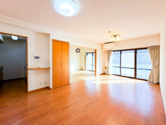 大きく開いた窓からは、明るい陽射しが射し込み風も良く抜けるので心地良い空間になってます。