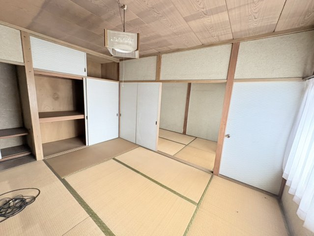 押入れ収納を備えた和室で、布団や季節家電もしっかり収まる実用的な一室。寝室・客間・趣味部屋など幅広く活用できます。続き間としても活用でき、家族の集まりや行事にも対応しやすい和室です。